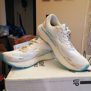 Brooks Women's White and Teal Athletic Shoes They Do Need Cleaned
